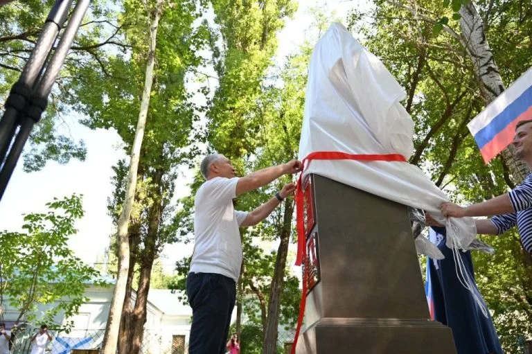 Сальдо показав погруддя Ушакова у Скадовську на ТОТ Херсонщини (фото)