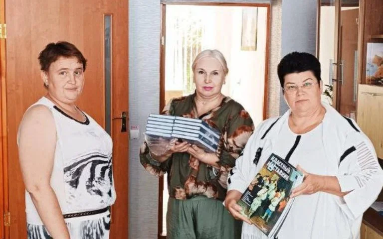 Учням та вчителям на лівобережжі Херсонщини передали збірки віршів про так звану “СВО”