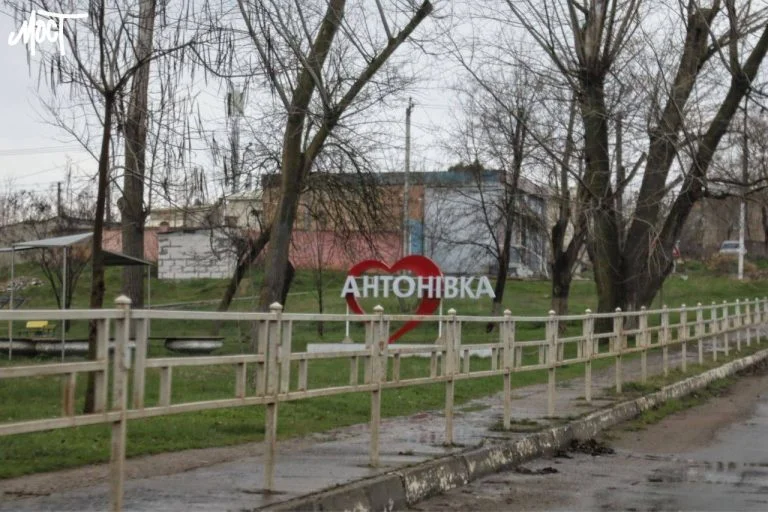 Російська армія скидала вибухівку з БПЛА на комунальників в Антонівці