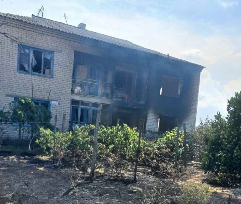 Армія РФ ударила по житловому будинку у Гаврилівці: у місцевих вигоріли квартири