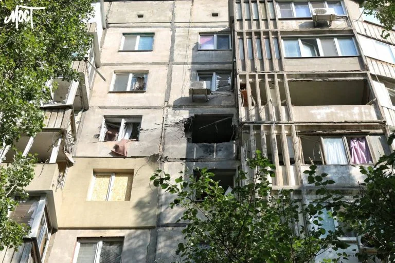 У Дніпровському районі Херсона росіяни з дрона поранили літню людину. Подробиці - у матеріалі нижче на сайті МОСТ.