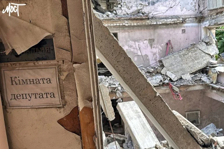 Всередині знищеної будівлі колишньої Високопільської РДА на Херсонщині (відео)
