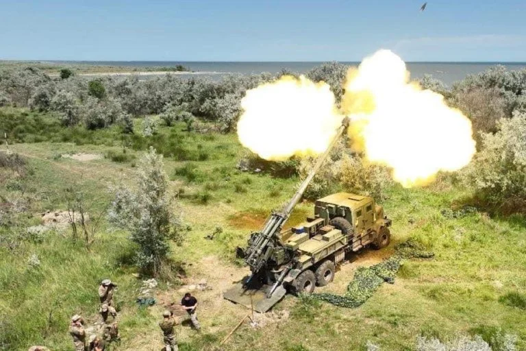 Самохідна артилерія морпіхів уражає російські позиції на Херсонському напрямку (ВІДЕО)