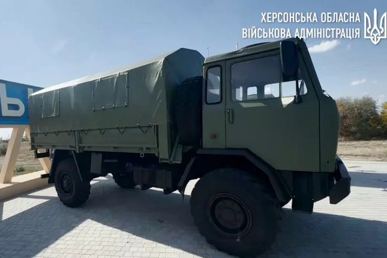 На Херсонщині військовим передали вантажівки