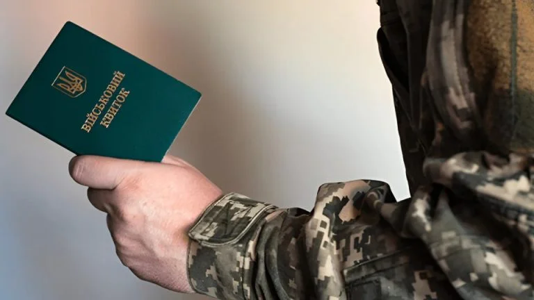 Співробітників Херсонського ТЦК та чиновницю затримали на хабарі тцк