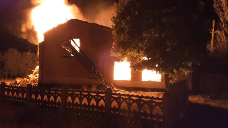 Російські військові авіацією обстріляли будинок культури у селі Томарине (фото)