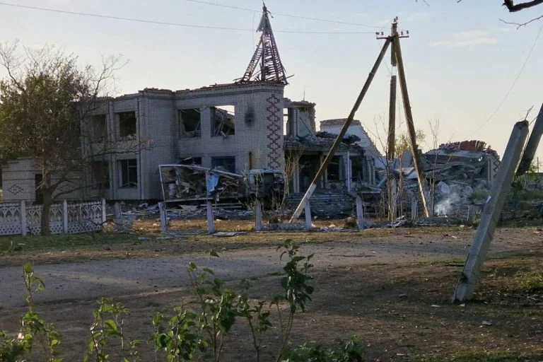 Російська авіація бомбила Бериславський район: постраждала жінка