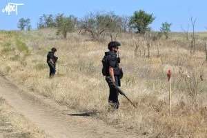 Сапери рід час розмінування сільськогосподарських угідь