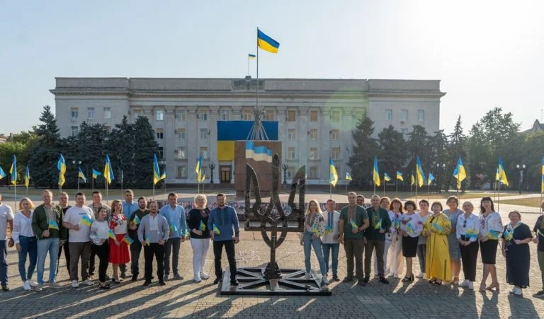 У Херсоні заплатили 30 тисяч гривень, аби зробити святкове фото для влади