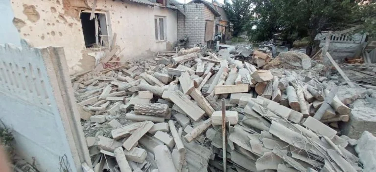 Окупанти вдарили по Новодмитрівці на Херсонщині: знищено будинок (фото)