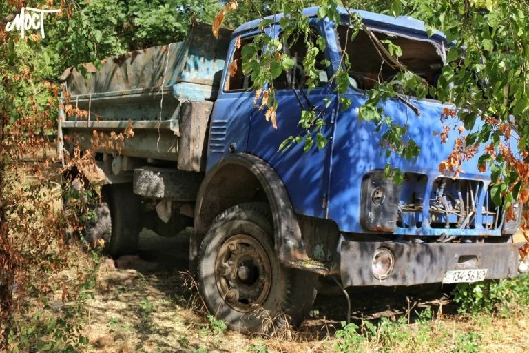 У Херсоні списали пошкоджений обстрілами вантажний фургон