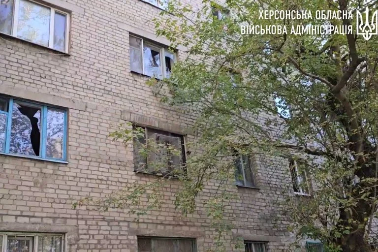 Російські військові обстріляли Херсон: постраждала дівчина
