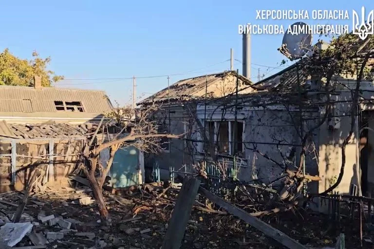 Російська армія обстріляла Херсон: постраждав літній чоловік