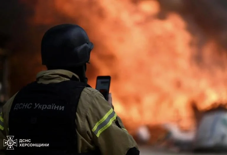 Через ворожу атаку в Херсоні горів склад (фото)