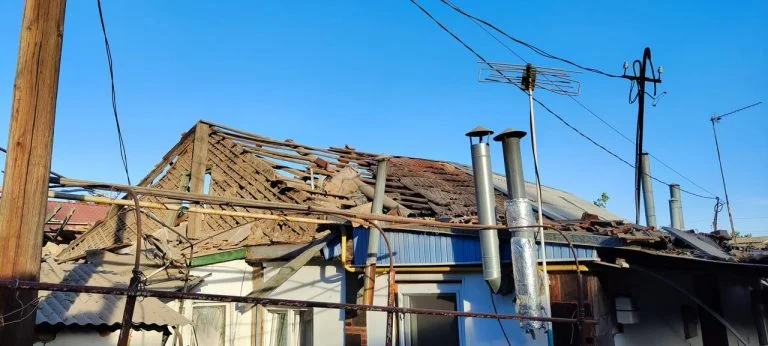 Наслідки обстрілу росіянами вулиці Перекопської у Херсоні (фото)