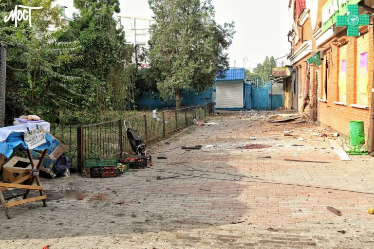 Поліція показала перші кадри після ранкового обстрілу центрального району Херсона