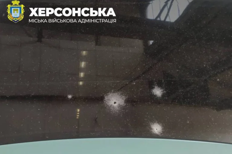 Російська армія скинула на автобус у Херсоні вибухівку з БПЛА