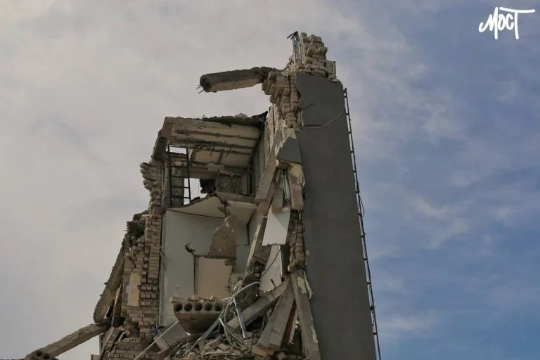 Російські військові поцілили в багатоповерхівку у Херсоні: загинула людина