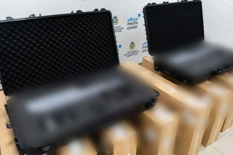 На Херсонщині українським бійцям передали засоби РЕБ