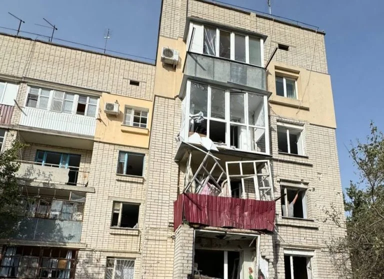 Війська РФ обстріляли багатоквартирний будинок у Херсонській громаді (фото)