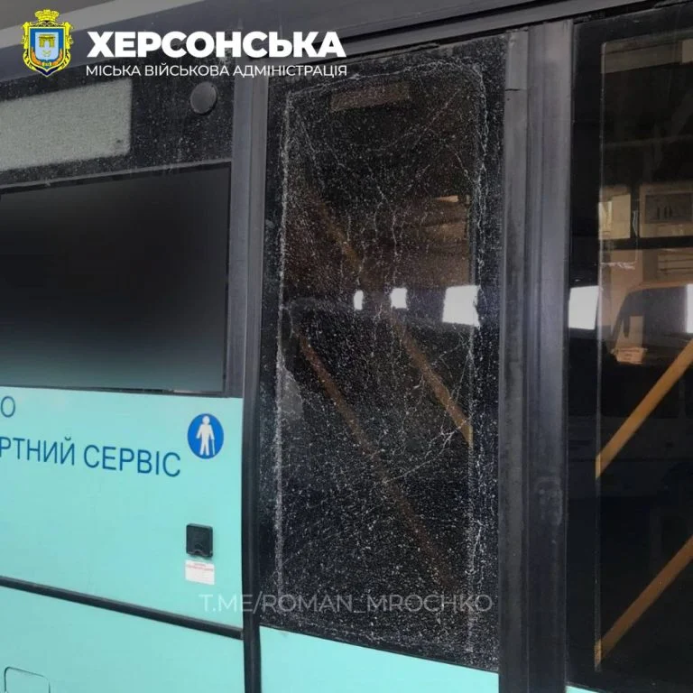 У передмісті Херсона окупанти знову скинули вибухівку на громадський транспорт (фото)