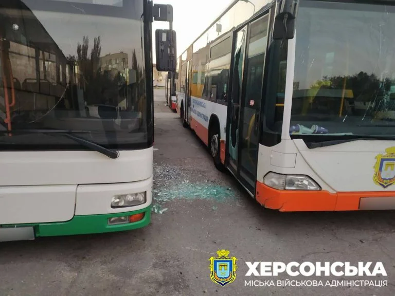 Війська РФ атакували територію комунального підприємства у Херсоні: пошкоджено транспорт (фото)