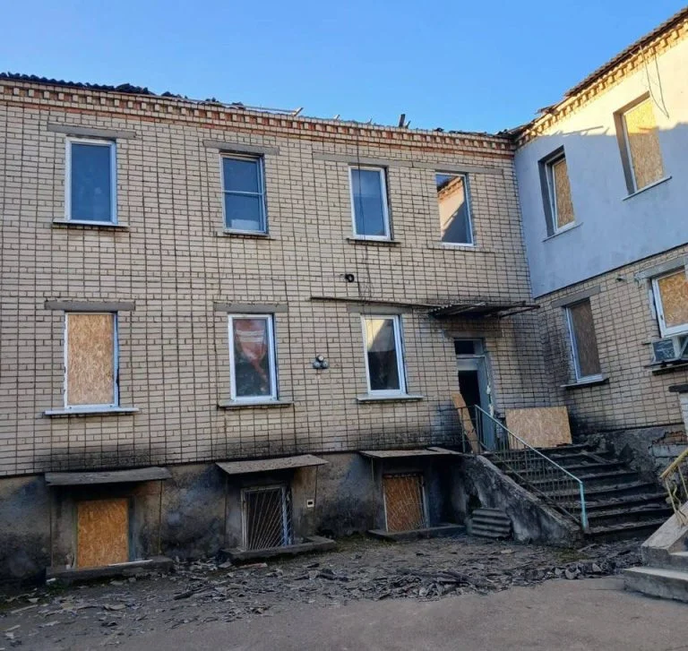 Окупанти завдали удару по медзакладу у Білозерці (фото)