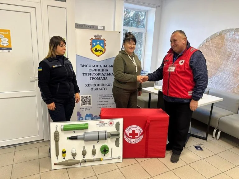 Високопільська громада отримала набір комплектів стендів «Вибухонебезпечні предмети»