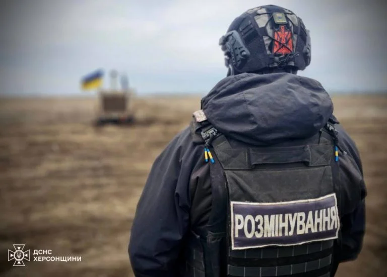 Херсонські піротехніки показали, як розміновують землі за допомогою спецтехніки (фото)