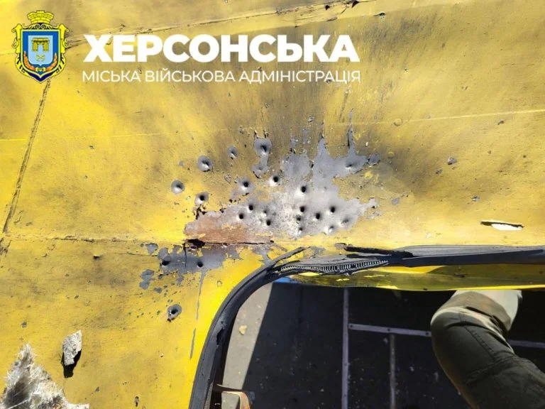 У Херсоні під російський обстріл потрапила маршрутка: відомо про постраждалу
