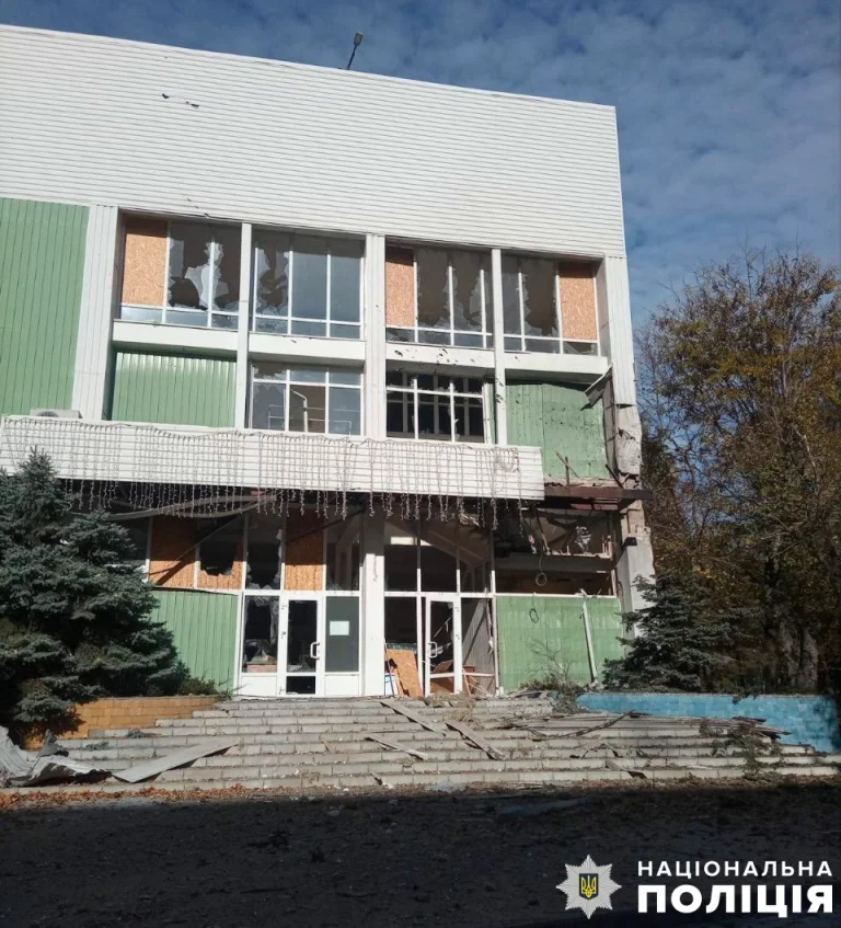 Через обстріл у Херсоні вчергове пошкоджено будівлю вишу (фото)