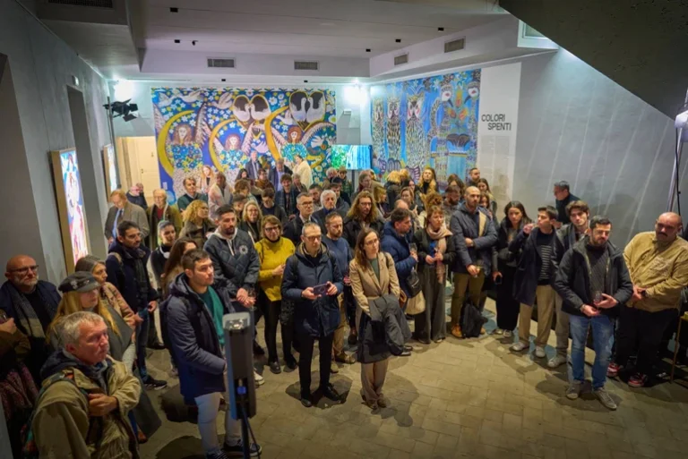 “Вицвілі кольори”: в Італії вперше відкрили виставку з роботами херсонської художниці Поліни Райко