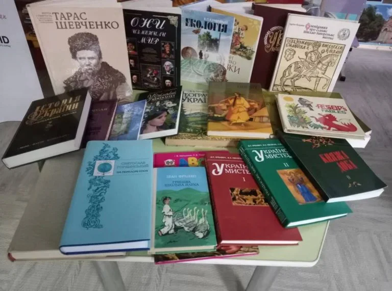Херсонський хаб «Вільні разом» отримав книжки для бібліотеки