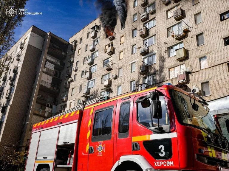 Окупанти обстріляли багатоповерхівку у Херсоні (фото)