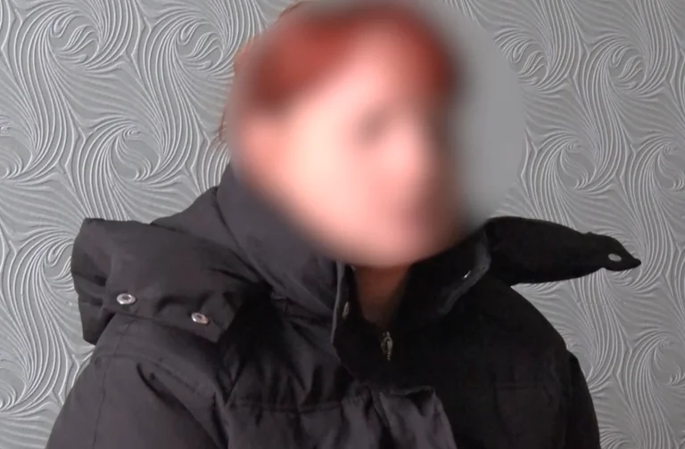 Окупанти незаконно затримали на лівобережжі Херсонщини жінку, яка начебто переказувала кошти на потреби ЗСУ