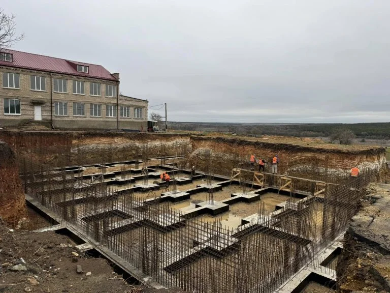 На будівництво укриттів та підземних шкіл на Херсонщині було виділено понад 800 млн грн Найбільш проблемними для Херсонщини залишаються підряди на будівництво "підземних шкіл"