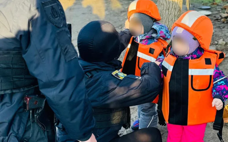 Із Приозерного евакуювали матір з двома маленькими дітьми Із Приозерного евакуювали матір з двома маленькими дітьми