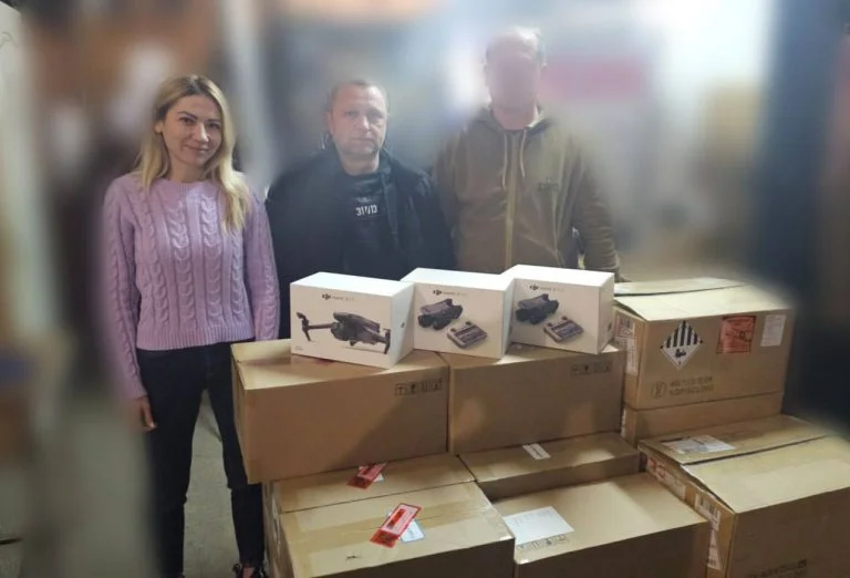 124 бригаді підрозділів берегової охорони морської піхоти на Херсонщині передали понад 20 «мавіків» різного типу та 500 елементів живлення для них.