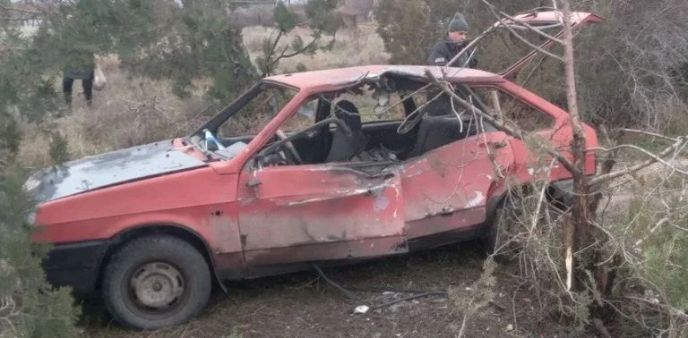 Сьогодні опівдні росіяни вдарили з дрона по цивільному автомобілю у селі Червоний Маяк. 