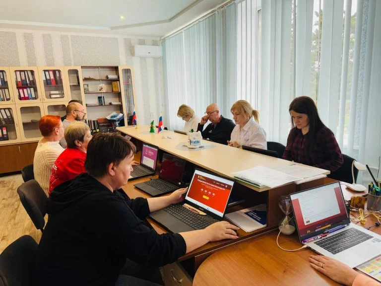 Росіяни проводять у школах на ТОТ Херсонщини тести на знання конституції РФ Росіяни провели у школах тимчасово окупованої Херсонщини тест на знання конституції РФ.