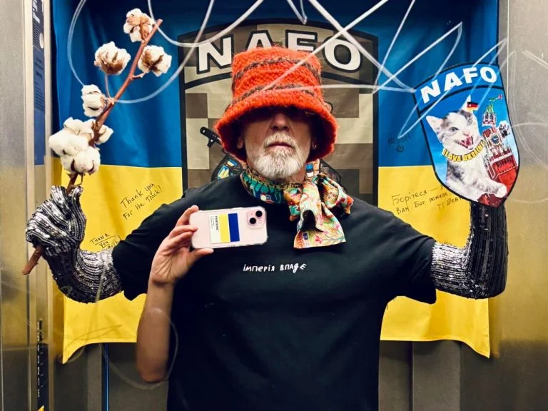 Німецький дизайнер та стиліст Франк Вільде, який щодня публікує свої фото на підтримку України, використав у створенні образу аксесуар із зображенням твору, викраденого росіянами з Херсонського художнього музею.