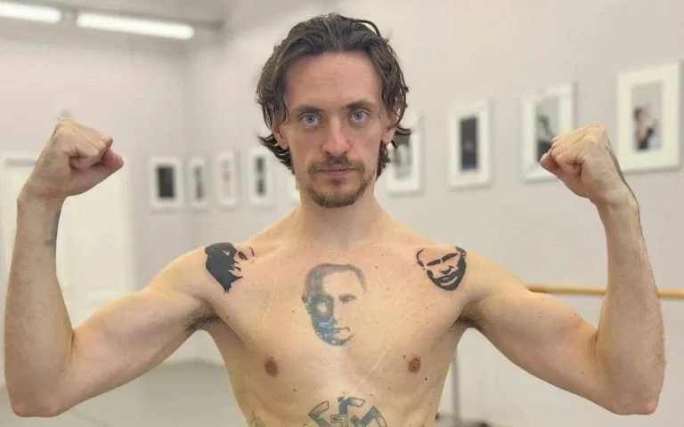 Артист балету із Херсона Сергій Полунін, який набив портрет Путіна на грудях, емігрує із Росії.