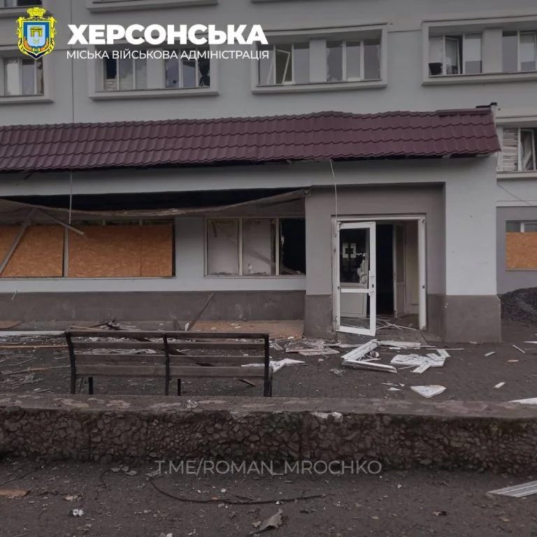 Такого масового обстрілу Херсона ще не було, – Мрочко Станом на 20 грудня, унаслідок обстрілів Херсона армією РФ вночі та зранку у місті немає жодного району, який би не зазнав пошкоджень. Влучання зафіксовані зокрема у Таврійському, Шуменському мірорайонах та Центральному районі міста.