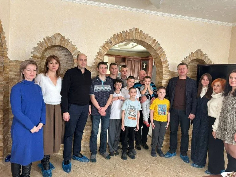8 родин-переселенців із Херсонщини, які виховують дітей-сиріт отримали нові домівки