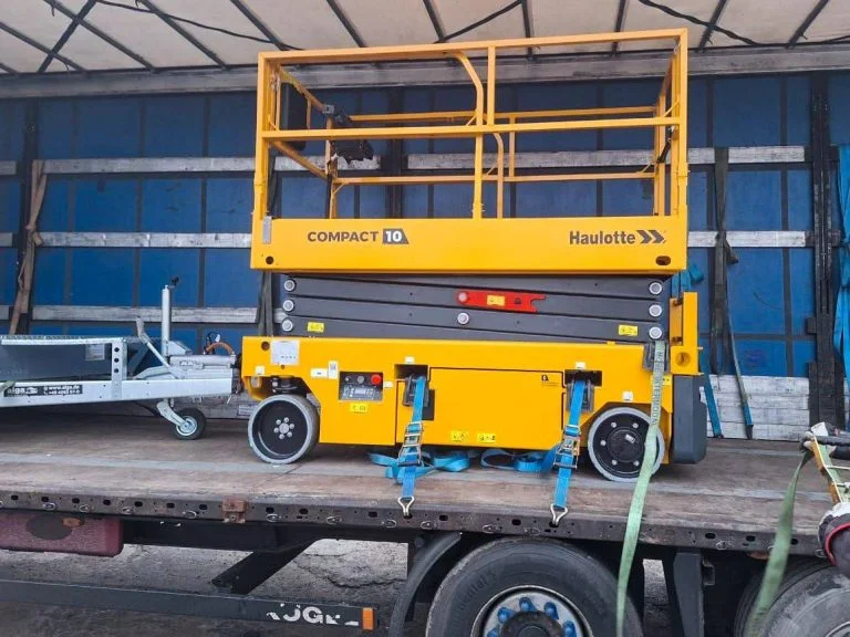 Муніципалітет міста Кіль надіслав Херсонській громаді підйомну платформу Haulotte Compact 10 та причеп для її перевезення.