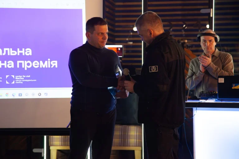 Лауреатом Національної правозахисної премії став правозахисник з Херсона Лауреатом Національної правозахисної премії став правозахисник та військовий з Херсона Олександр Данилов.