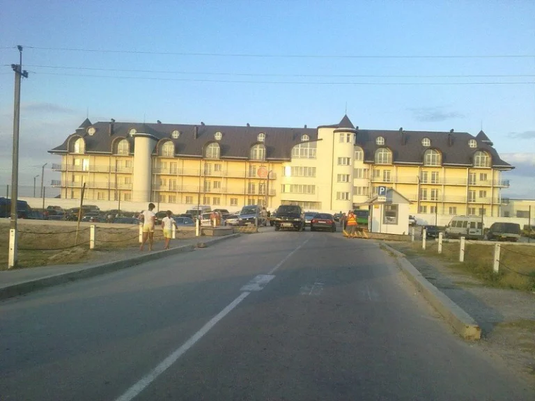 Окупаційний губернатор Херсонської області Володимир Сальдо згадав за "нове місто" на Арабатській Стрілці у Генічеському районі. Він обіцяє, що заселення цього об'єкту планують розпочати у 2025 році.