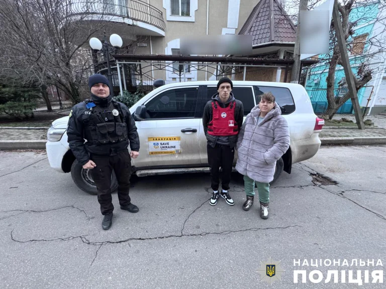 Херсонські ювенальні поліцейські евакуювали матір із сином із Комишан.