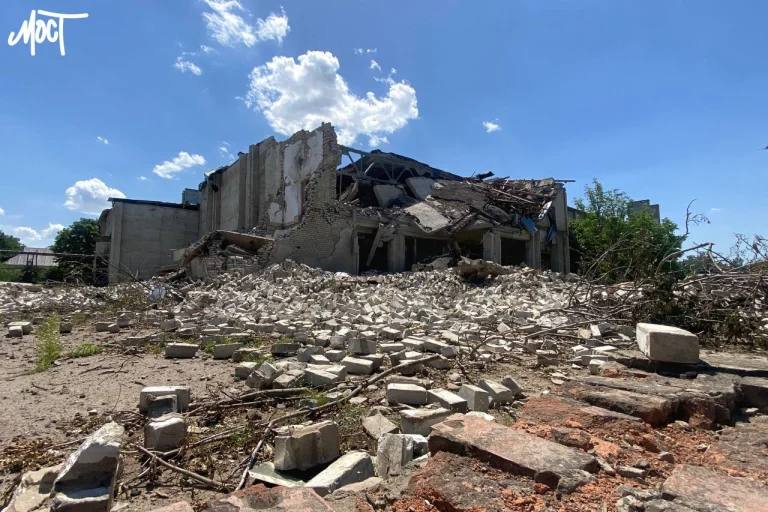 Окупанти розвішують оголошення на парканах приватних домоволодінь жителів прибережної зони Каховського району на Херсонщині, де йдеться про те, що їхні будинки можуть бути "націоналізовані".