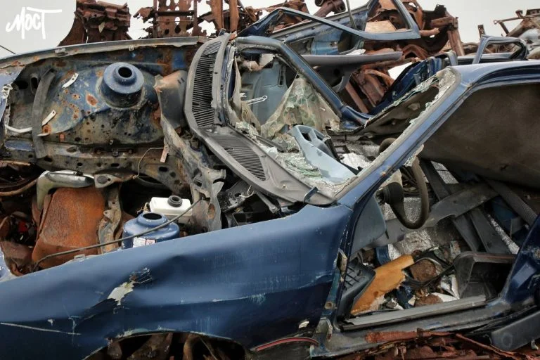 Військові РФ скинули з дрона вибухівку на автівку у Херсоні: постраждав чоловік Зруйнова та розбиті російськими обстрілами автівки на Херсонщині